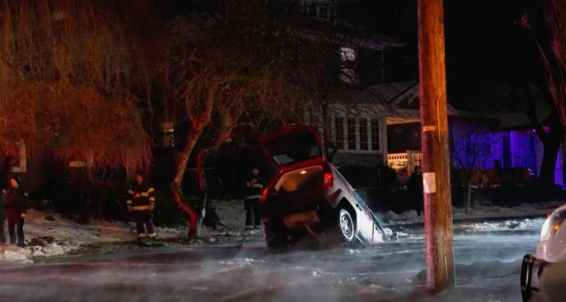  - Leur SUV plonge dans un trou au milieu de la chaussée, les occupants s’en sortent miraculeusement bien