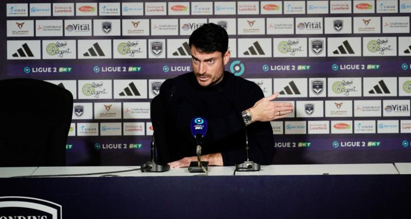  - Bordeaux : Albert Riera "félicite" ses joueurs après la victoire contre Angers 