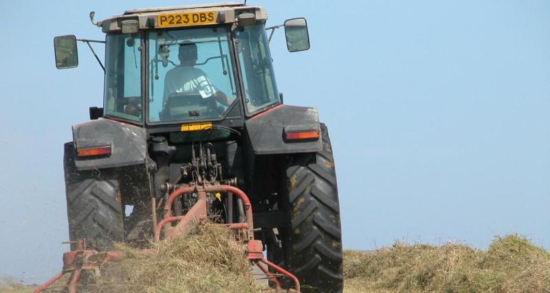  - VIDEO - Des agriculteurs contournent le blocage des autorités en passant par les glissières de l'autoroute