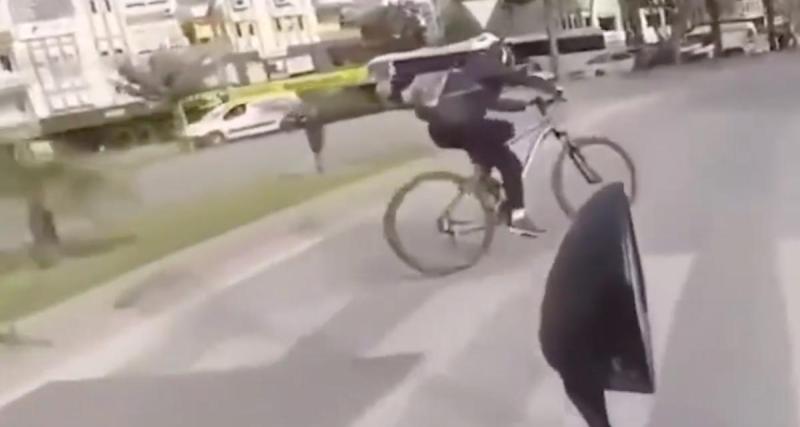  - VIDEO - Le cycliste déboule sans crier gare, il envoie un motard sur les fesses