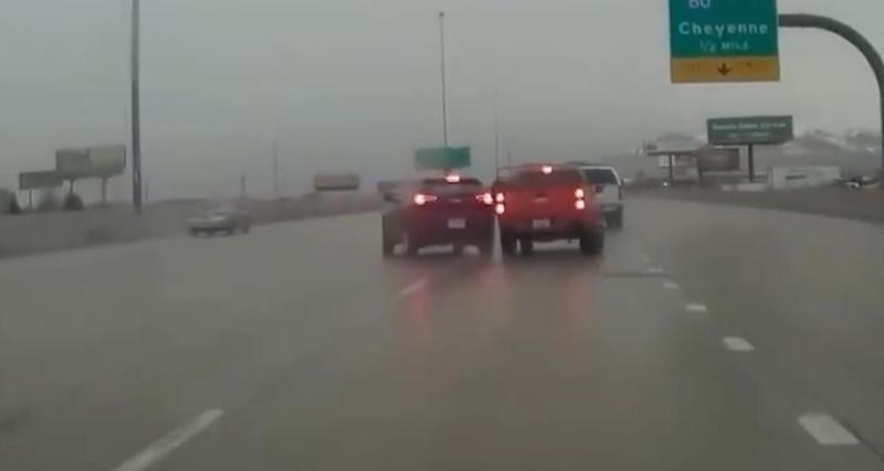  - VIDEO - Ce SUV perd le contrôle sur une chaussée détrempée, il fait peur à tout le monde