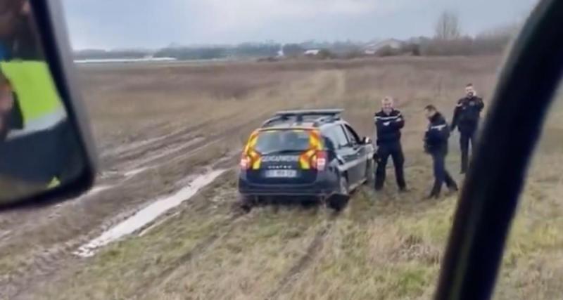  - VIDEO - Quand des gendarmes se retrouvent embourbés dans un champ, les agriculteurs leur viennent en aide