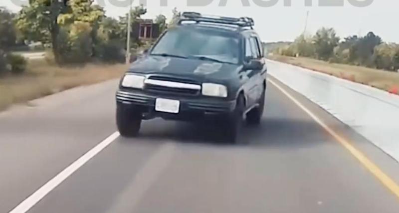  - VIDEO - Inattentif, le conducteur du 4x4 s’envoie dans le décor pour éviter le carambolage