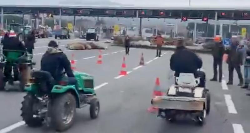  - VIDEO - Après avoir été transformé en bar par les agriculteurs, ce péage devient un circuit… pour tracteurs !