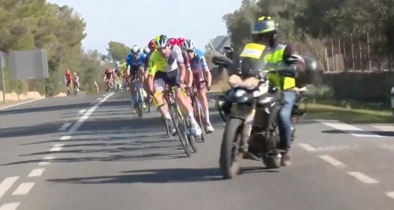  - VIDEO - Quand une moto de sécurité manque de renverser tout un peloton de cyclistes en pleine course !