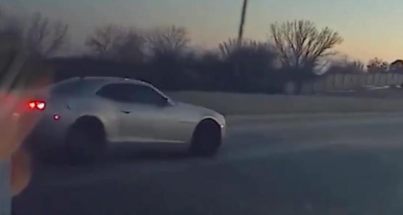  - VIDEO - Cette Camaro vient flirter avec la glissière de sécurité, l’accident est évité de peu