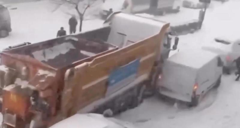  - VIDEO - Cette déneigeuse perd le contrôle, toutes les voitures garées sur le bord de la route en font les frais