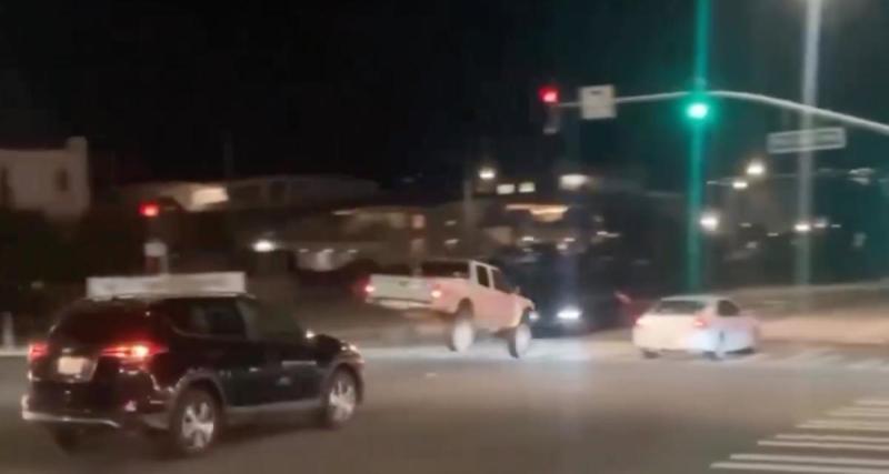  - VIDEO - Ce pick-up déboule comme une balle dans une intersection, il s’en sort miraculeusement bien !