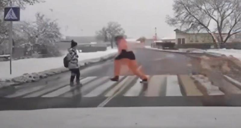  - VIDEO - Ce piéton se transforme en héros à l'approche d’un danger public à bord d’un SUV !