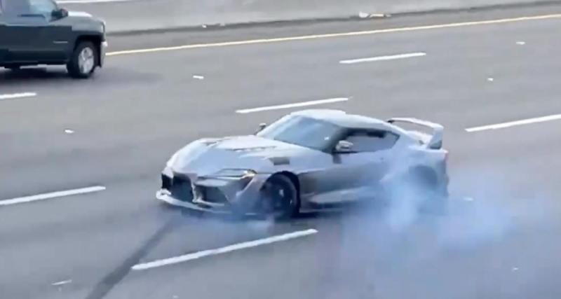  - VIDEO - Cette Toyota Supra perd le contrôle sur l'autoroute, ça se finit par un accrochage stupide