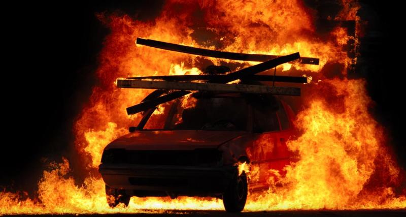  - Quand des policiers bretons éteignent un feu de voiture avec… une simple bouteille d’eau