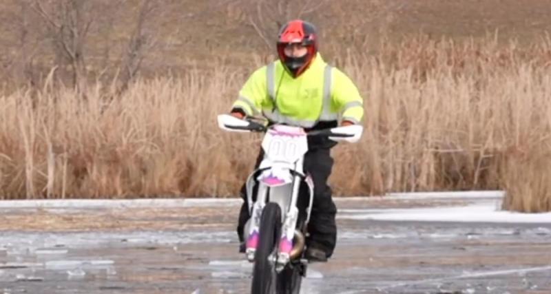  - VIDEO - Ce motard tente de rouler sur un lac gelé, son idée tombe à l’eau…