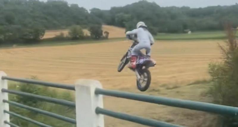  - VIDEO - La cascade de ce motard va vous laisser bouche bée