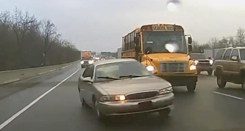  - VIDEO - Il tente de jouer un sale tour à un bus scolaire, les choses se retournent rapidement contre lui