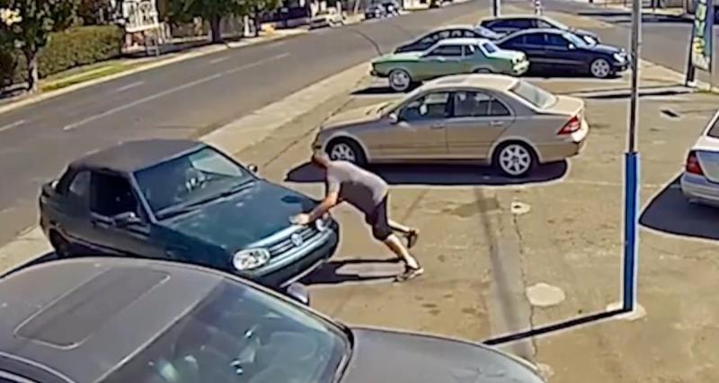  - VIDEO - Malgré la présence d’un homme sur la place de parking, cet automobiliste est bien décidé à se garer