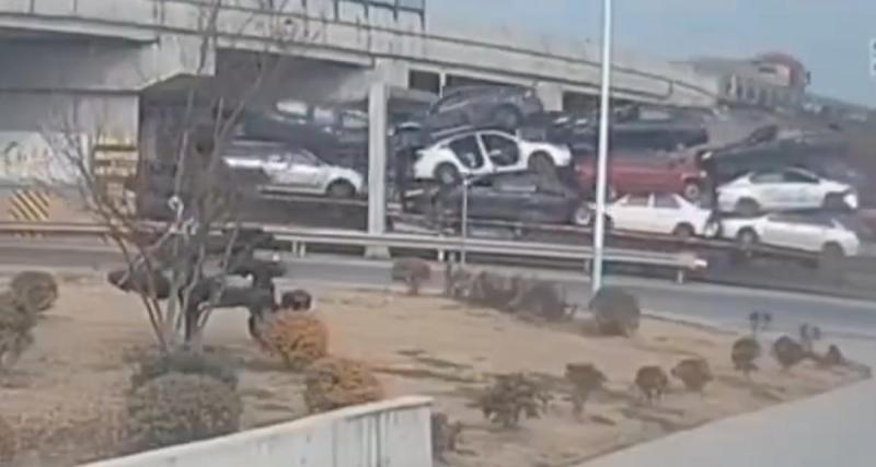  - VIDEO - Ce camion transporteur est trop grand pour le pont, il y a de la casse !