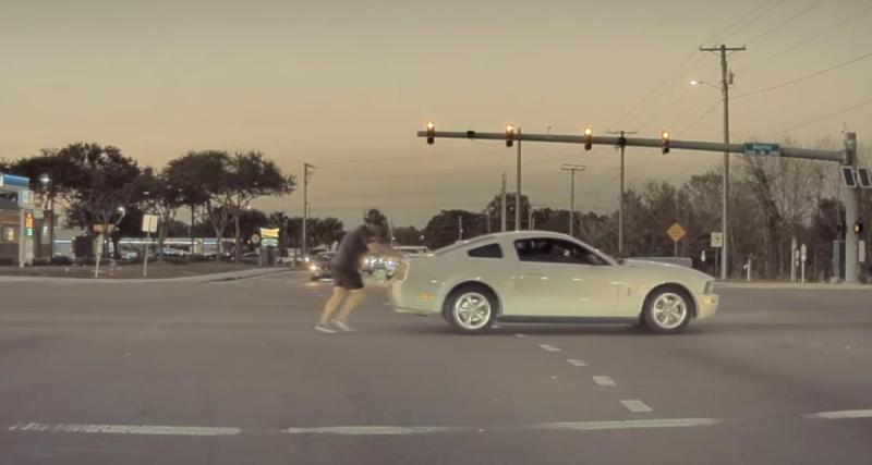  - VIDEO - Escorté par la police, il pousse sa Ford Mustang au milieu d’une intersection