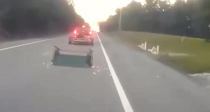  - VIDEO - Il perd un bout de sa remorque, le conducteur derrière lui fait preuve de réflexes salvateurs