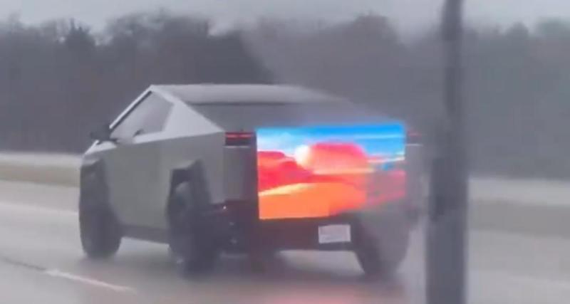  - VIDEO - Cet automobiliste divertit les autres conducteurs avec une télé accroché à son Cybertruck