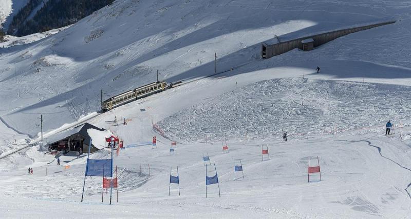  - Il s'aventure en fourgon sur une piste de ski, la raison est incroyable