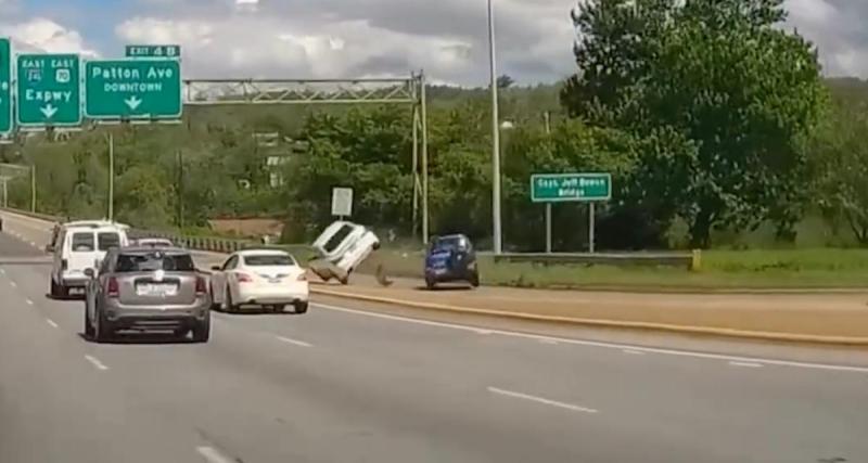  - VIDEO - Cet automobiliste arrive comme un fou sur l'autoroute, il termine sur le toit