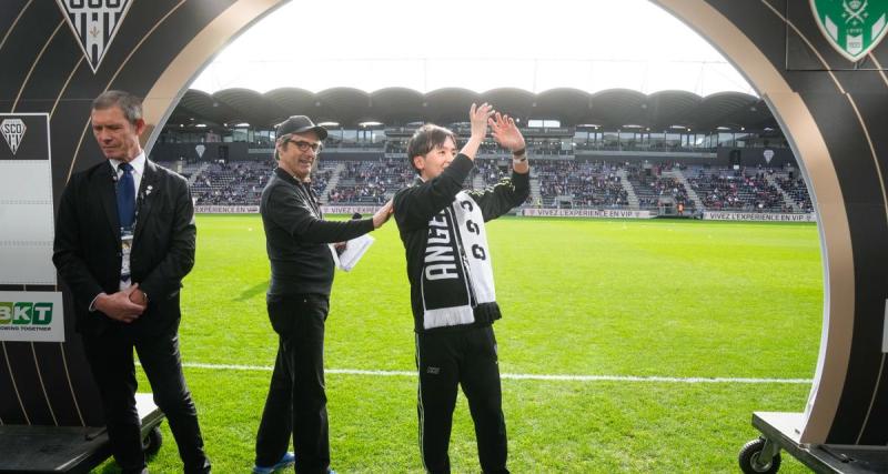  - Angers - ASSE : le supporter japonais fan d’Angers a donné le coup d’envoi fictif