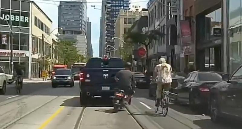 - VIDEO - Le scootériste pensait pouvoir se faufiler dans le trafic, le retour à la réalité fait mal