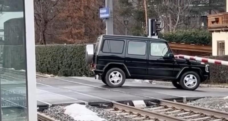  - VIDEO - Coincé derrière les barrières du passage à niveau, ce Mercedes Classe G échappe de peu à grave accident