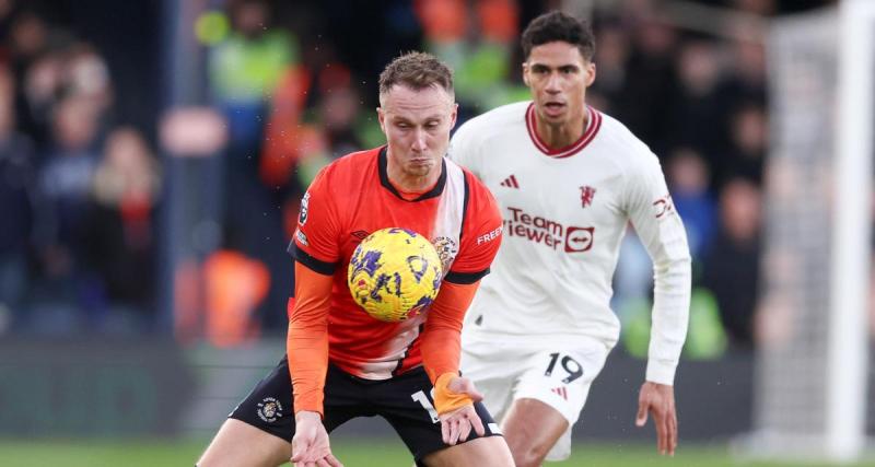  - Manchester United : le chambrage de Varane a rendu furieux les fans de Luton Town