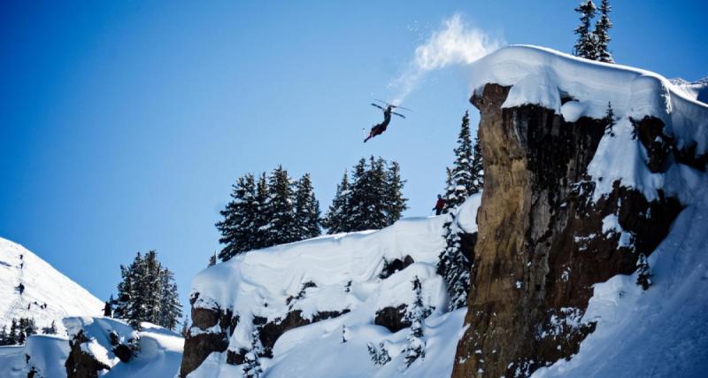  - VIDEO - Le saut hallucinant de ce skieur depuis une falaise 