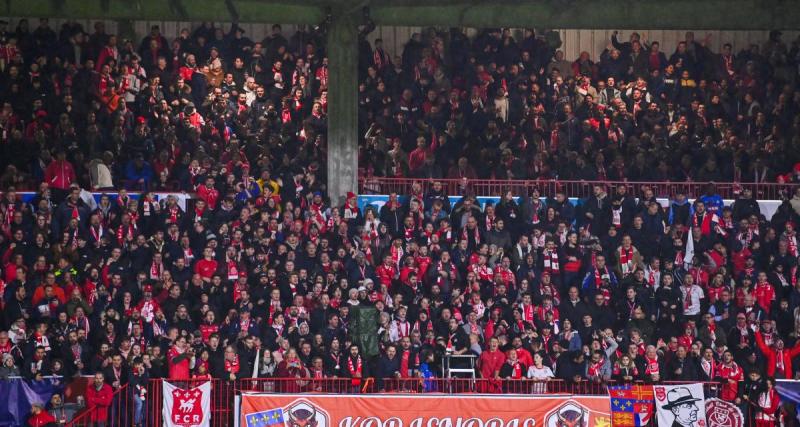  - Rouen : la file impressionnante des abonnés devant les guichets du stade Diochon pour la Coupe de France