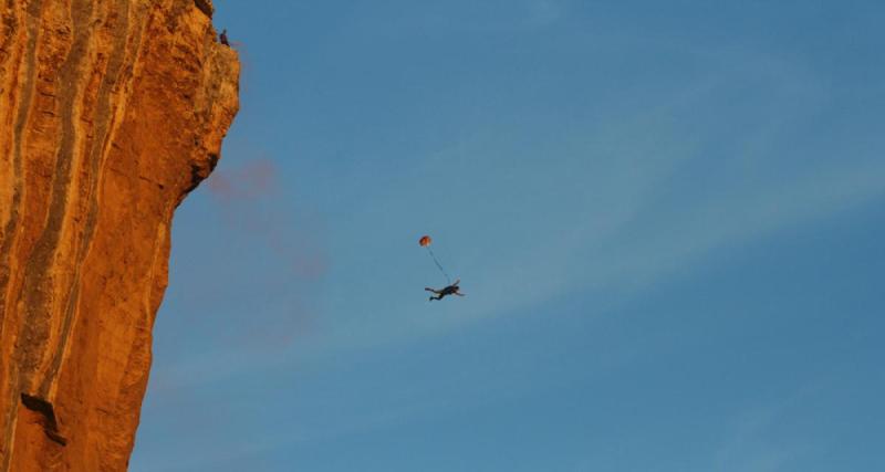  - VIDEO - Une première mondiale incroyable en base jump