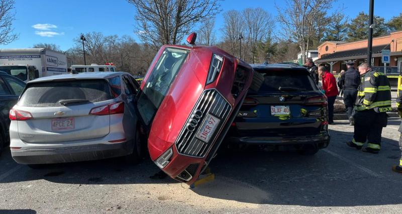  - Même quand il semble ne pas y avoir de place, le conducteur de cette Audi A4 se débrouille pour en trouver une