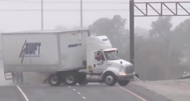  - VIDEO - Sur une chaussée détrempée, ce camion perd le contrôle (et il n’est pas le seul)