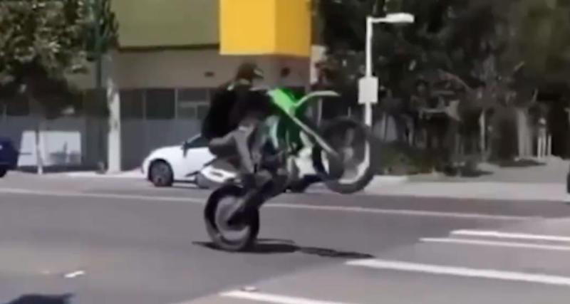  - VIDEO - Trop concentré sur son wheeling, ce motard en oublie de regarder devant lui