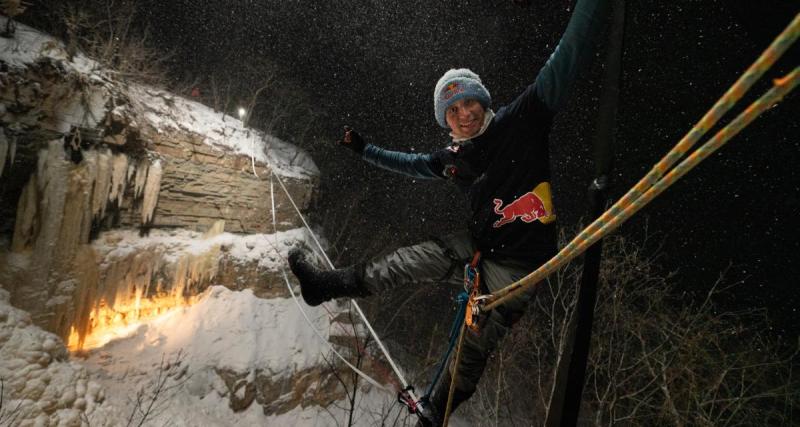  - Un Estonien réussit la traversée d'une chute d'eau en glissant sur une slackline dans des conditions glaciales