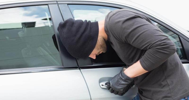  - En allant au travail, il trouve quelqu’un au volant de sa voiture en pleine tentative de vol
