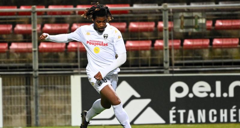  - Niort : le beau but en solitaire de Inchaud contre Marignane-Gignac