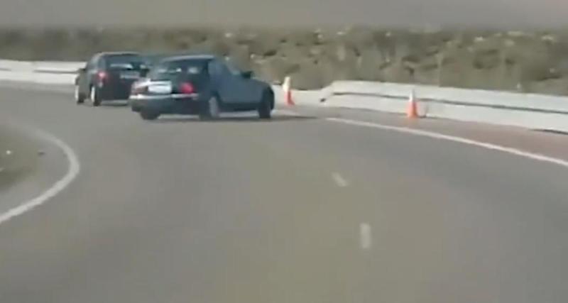  - VIDEO - Cet automobiliste déboule à toute allure dans un virage, il passe rapidement par-dessus bord !