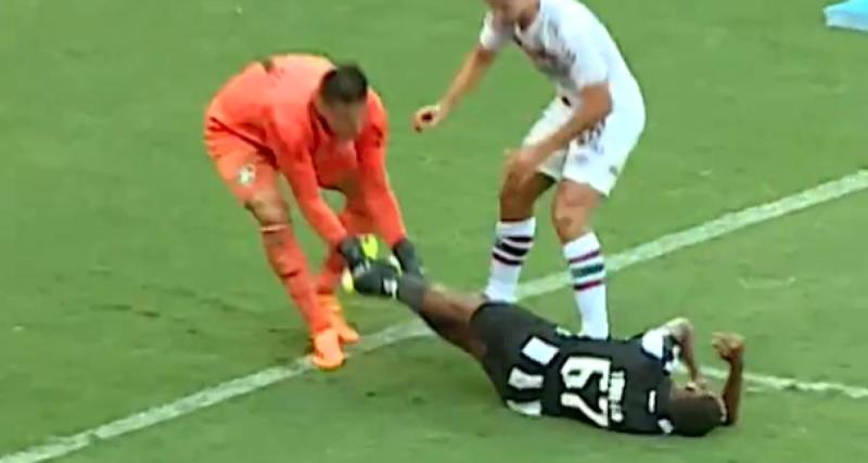  - Un blessé éjecté du terrain par le gardien adverse, scène folle au Brésil