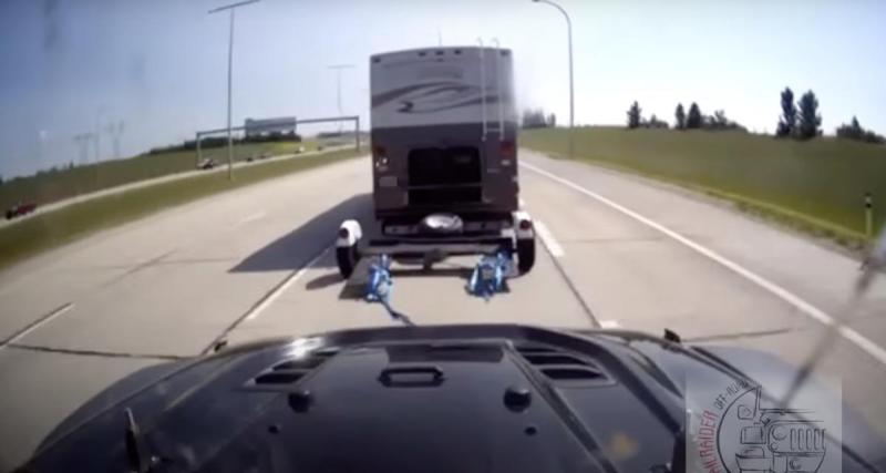 - VIDEO - Le camping-car perd la Jeep qu’il remorque, cette dernière s’offre une petite balade dans le fossé