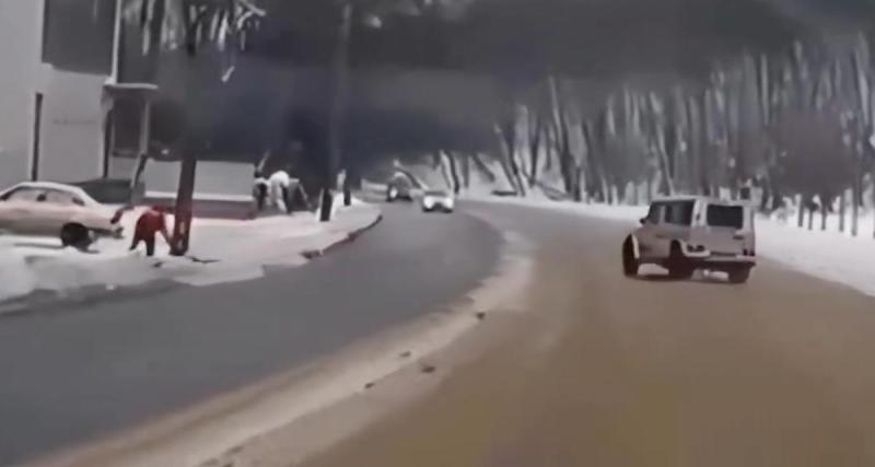  - VIDEO - Ce Mercedes Classe G a tout le mal du monde à tenir la route, par miracle le carambolage est évité !