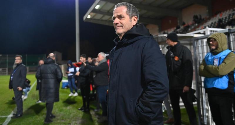  - Niort: Un engin d'entretien troue la piste d'atlhétisme du stade René Gaillard