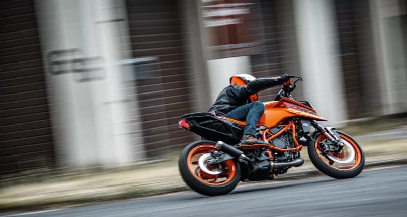  - Contre le contrôle technique des motos, des motards bravent le vent et la pluie pour manifester