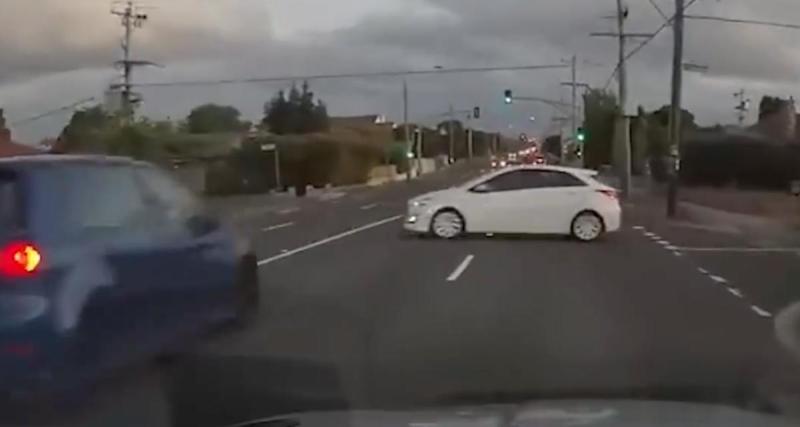  - VIDEO - Cet automobiliste attend le pire moment pour s’insérer, forcément ça tape
