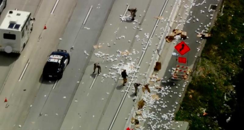  - Des rouleaux de papier toilette envahissent cette autoroute, le responsable est vite trouvé