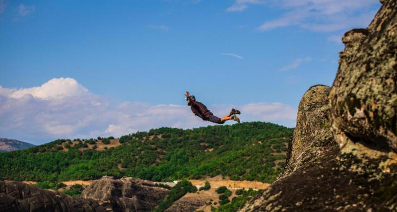  - Un base jumper miraculé, son parachute ne s'était pas ouvert !