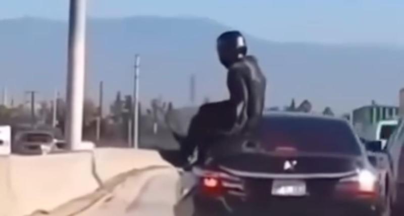  - VIDEO - Le motard se fait couper la route en pleine remontée de file, il s’en sort avec une cascade spectaculaire !