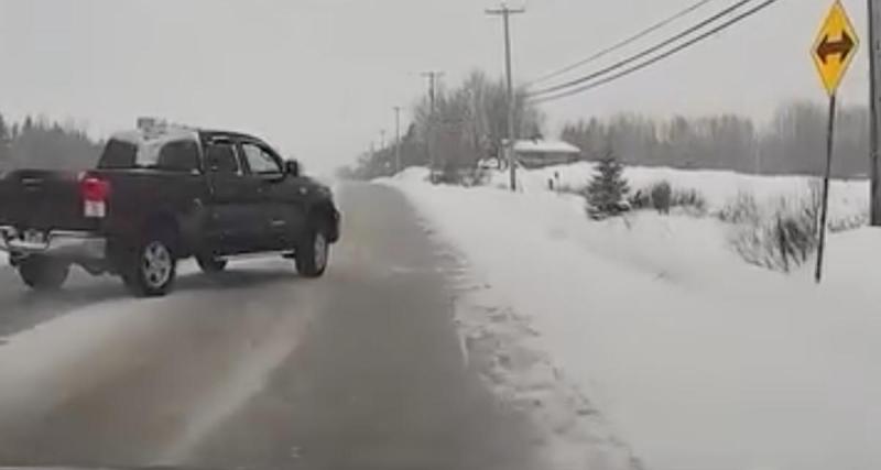  - VIDEO - Il se fait violemment couper la route par un pick-up, la neige n’arrange rien