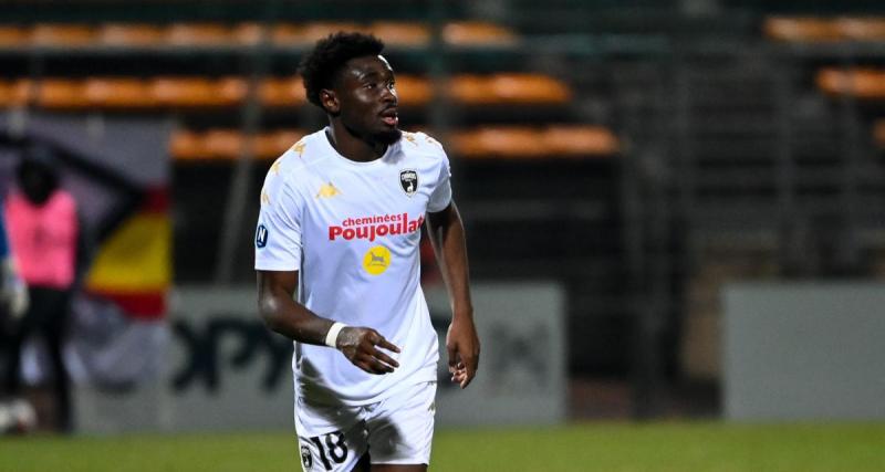  - Niort : le beau but de Bradley M’Bondo face à Nîmes